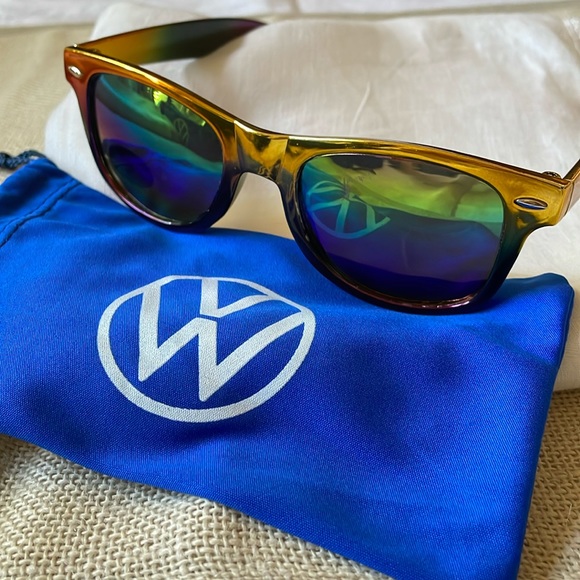 VW Volkswagen Atlas Cross Sport Mirrored Sunglasses with storage pouch new - Picture 3 of 8